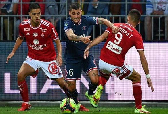  布雷斯特定位球发威，头球破门打破僵局